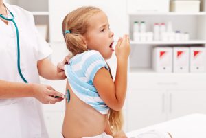 Thở nhanh là dấu hiệu sớm cho biết trẻ bị viêm phổi