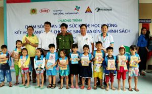 Tổ chức chương trình chăm sóc sức khỏe học đường kết hợp tặng quà cho học sinh và gia đình chính sách tại Bình Thuận