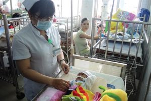 Một trường hợp em bé bị bỏ rơi được BV Nhi Đồng 1 miễn hoàn toàn chi phí điều trị nhưng nhiều người vẫn xin tiền hộ trên facebook - Ảnh: K.Q.