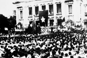Cuộc mít tinh phát động khởi nghĩa giành chính quyền do Mặt trận Việt Minh tổ chức tại Nhà hát Lớn Hà Nội ngày 19/8/1945. Ảnh: Tư liệu – TTXVN.