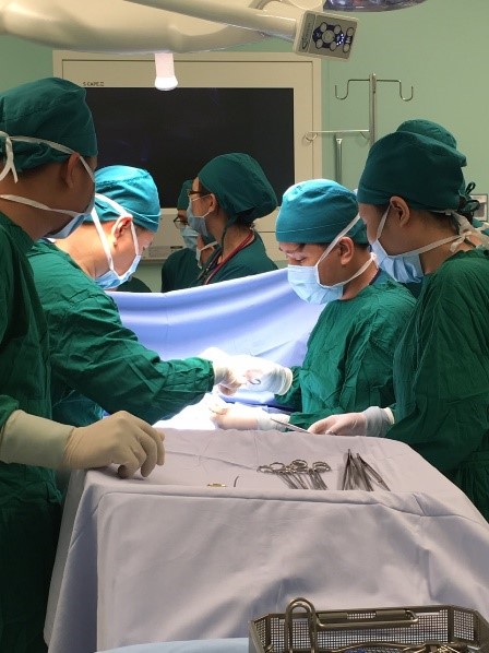 H2: Ca phẫu thuật được chính BS giám đốc TS. BS. Trương Quang Định, BS trưởng khoa Ngoại Tổng hợp, Bs Trưởng khoa Gây mê hồi sức tiến hành.