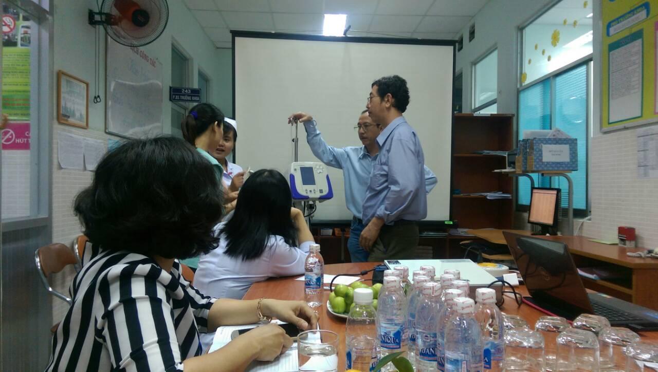 Bác sỹ Nguyễn Minh Tiến và Bác sỹ Nguyễn Hữu Nhân Bệnh viện Nhi Đồng Thành Phố đang đánh giá một số trang thiết bị tại Bệnh viện Quận Tân Phú
