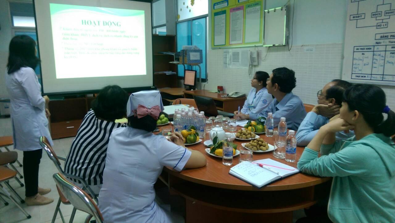 Bác sỹ Bệnh viện quận Tân Phú đang trình bày những hoạt động, khó khăn và nhu cầu của bệnh viện cho các bác sỹ Bệnh Viện Nhi Đồng Thành Phố