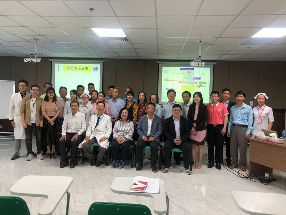 (Ảnh chụp lưu niệm hội thảo SXH- D cùng các chuyên gia Thái Lan và các bác sĩ đến từ bệnh viện nhi khu vực Nam Bộ và TP.HCM)