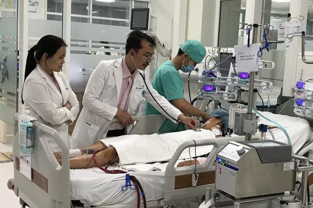 (Ảnh hệ thống máy ECMO hiện đại được trang bị tại khoa HSTC – CĐ tại Bệnh viện Nhi Đồng Thành Phố)