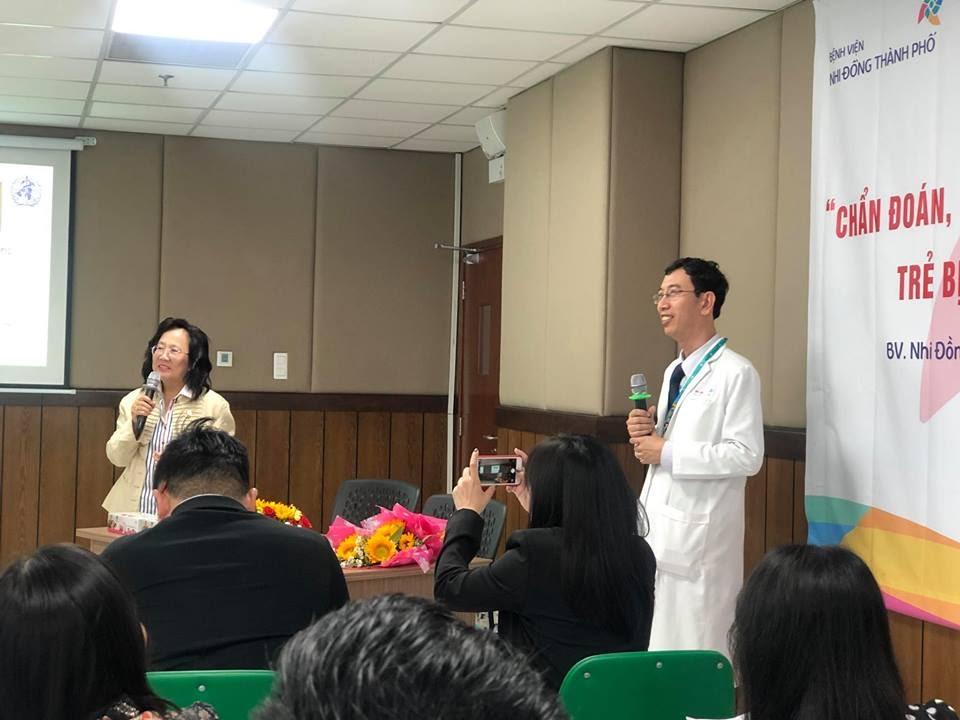 (Ảnh Giáo sư Siripen Kalayanaroo Thái Lan (bên trái) chia sẻ kinh nghiệm trong điều trị SXH – D)