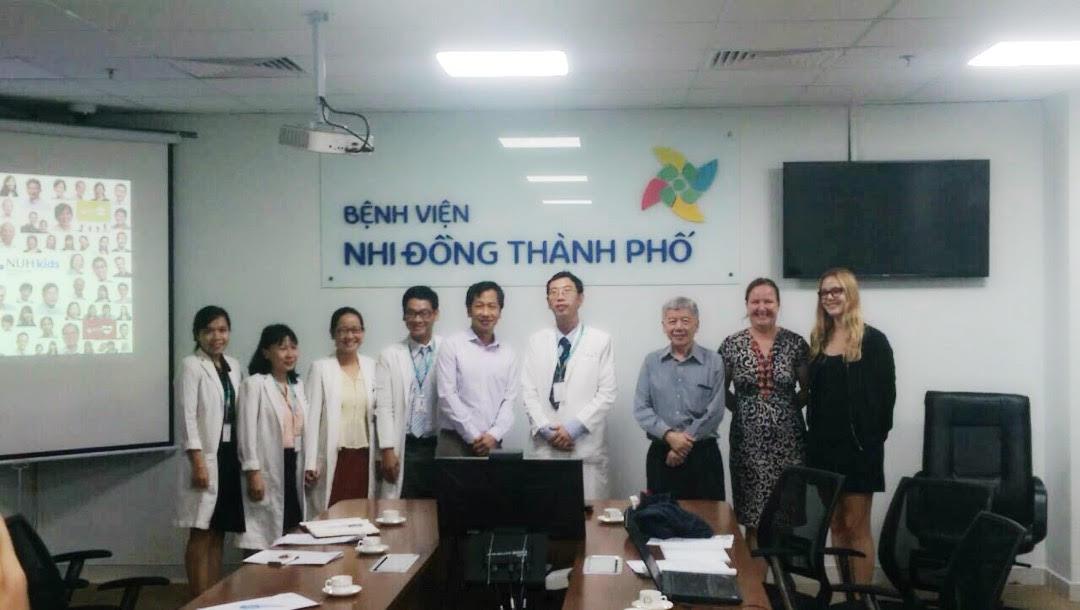 Ảnh lưu niệm GS. Quah Thuan Chong và cộng sự cùng đại diện các Bác sĩ Bệnh viện Nhi Đồng Thành Phố