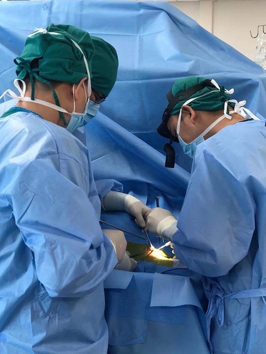 Bác sĩ đang tiến hành phẫu thuật cột ống động mạch