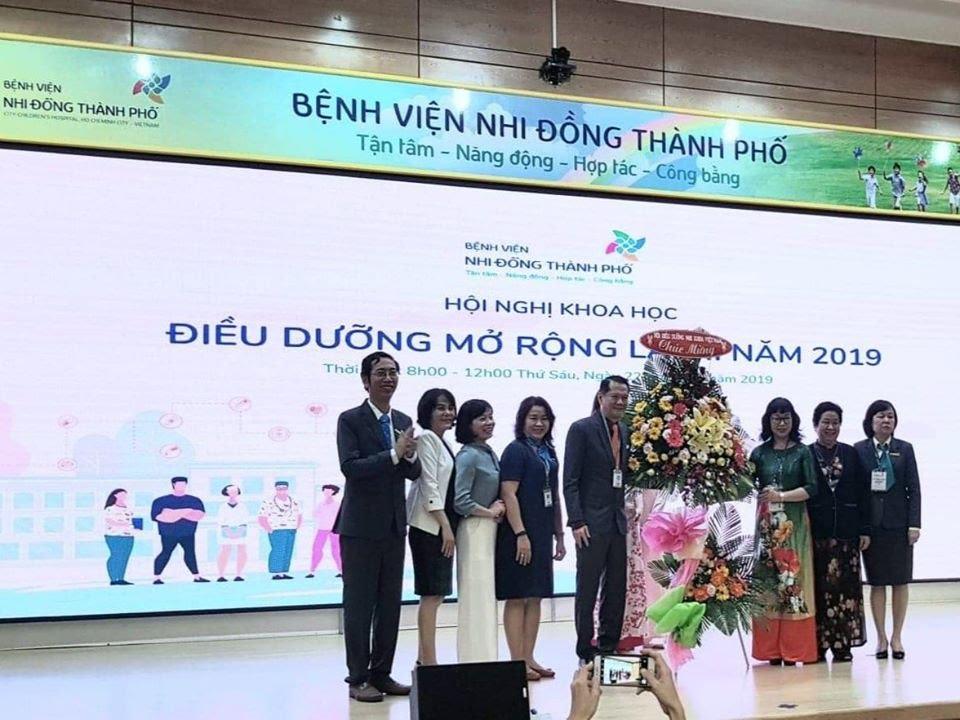 ThS Phạm Thu – Chủ tịch hội Điều dưỡng nhi khoa Việt Nam trao tặng hoa chúc mừng hội nghị.