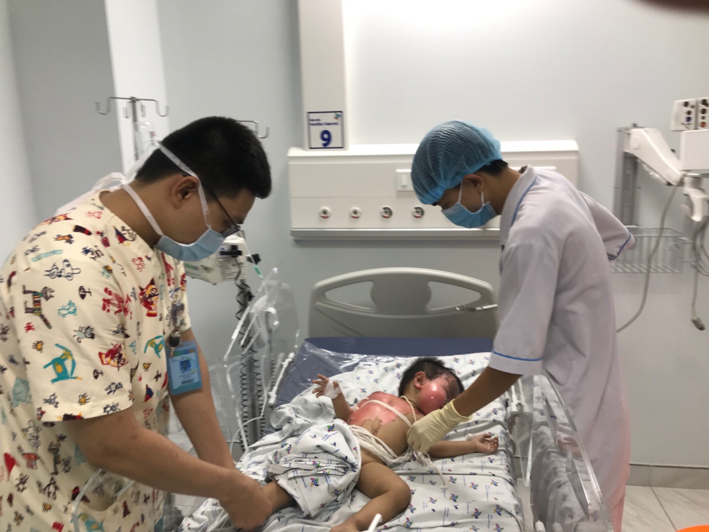 Trẻ  Ch. N. M. Kh. 18 tháng tuổi, phỏng nặng, được xử trí tích cực tại khoa cấp cứu