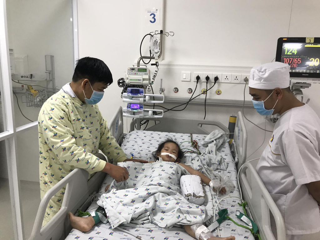 Trẻ được mổ lấy dị vật, vá lỗ thủng ruột và tiếp tục được điều trị tại khoa Hồi sức ngoại