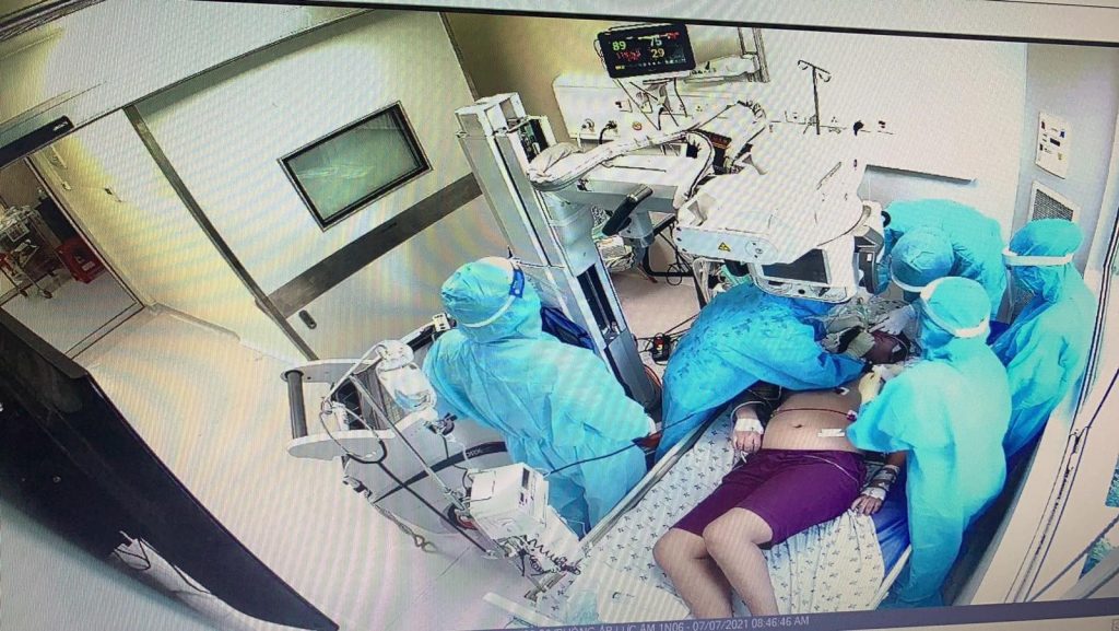 Em L. T. N. T.  nữ 14 tuổi mắc COVID-19 nặng, được các bác sĩ điều dưỡng cấp cứu tích cực trong phòng cách ly áp lực âm