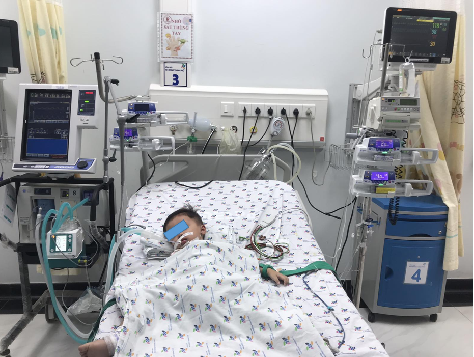 Trẻ B. Đ. Th. Đ. 2  tuổi, nam, ngạt nước, phù phổi cấp, viêm phổi hít, thiếu oxy não, được điều trị tích cực tại khoa cấp cứu.