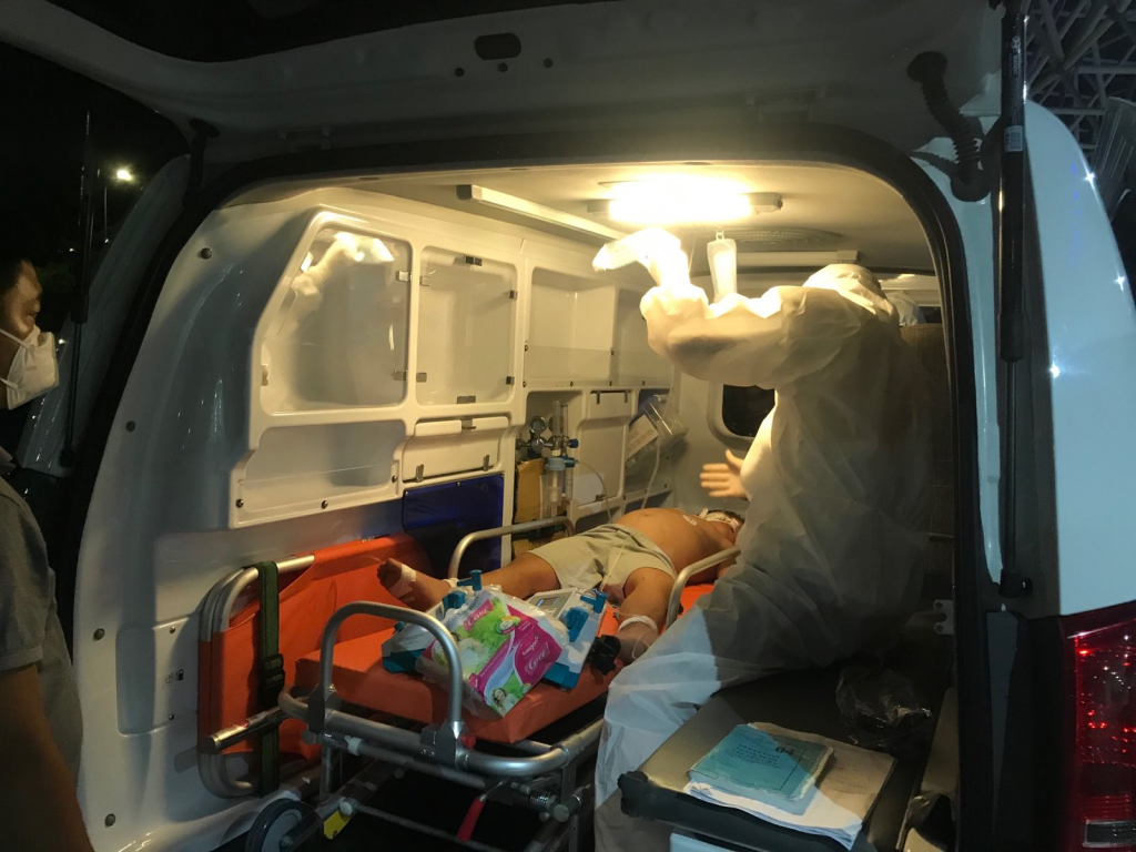 Tiếp nhận trẻ trên xe cứu thương