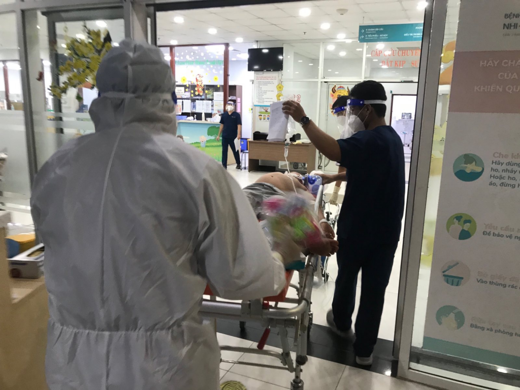 Hỗ trợ chuyển bệnh nhi vào khoa cấp cứu