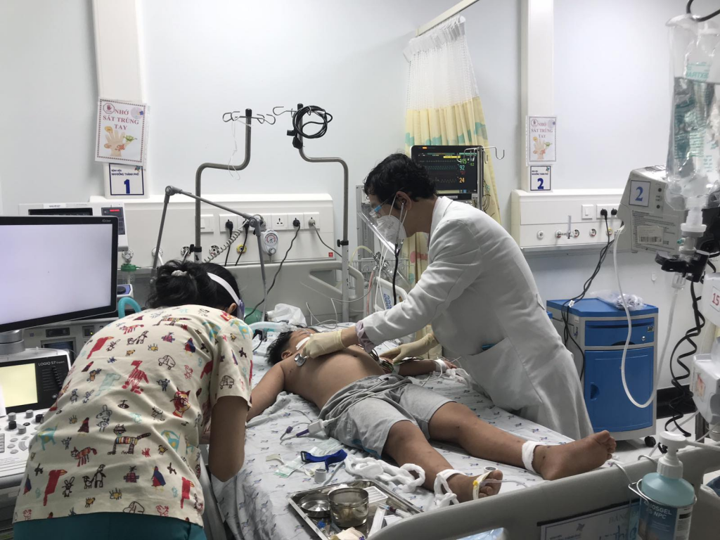 Trẻ được điều trị tích cực tại Khoa Hồi sức cấp cứu, thở máy, truyền dịch chống sốc, truyền máu, chế phẩm máu