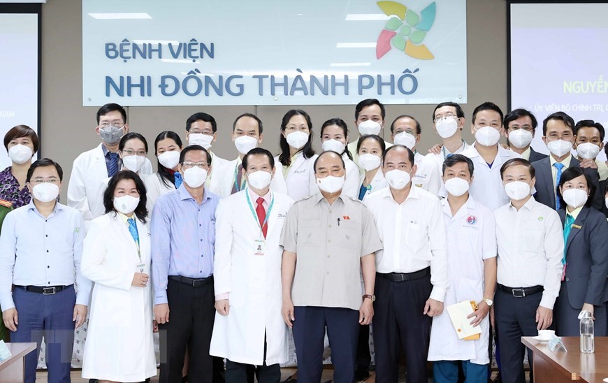 Hình 2: Chủ tịch nước cùng tập thể lãnh đạo Bệnh viện Nhi Đồng Thành Phố