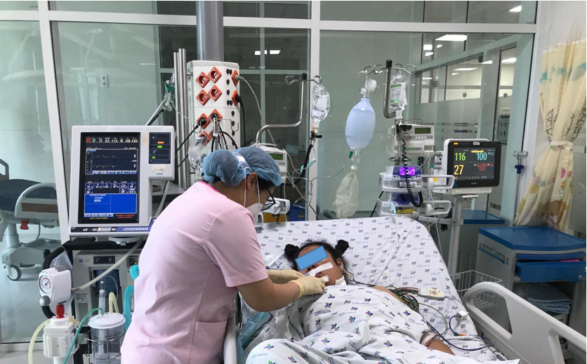 Trẻ N.  H. M, T: nữ, 14 tuổi, ngộ độc phospho hữu cơ nặng được tiếp tục điều trị tích cực tại khoa Hồi sức