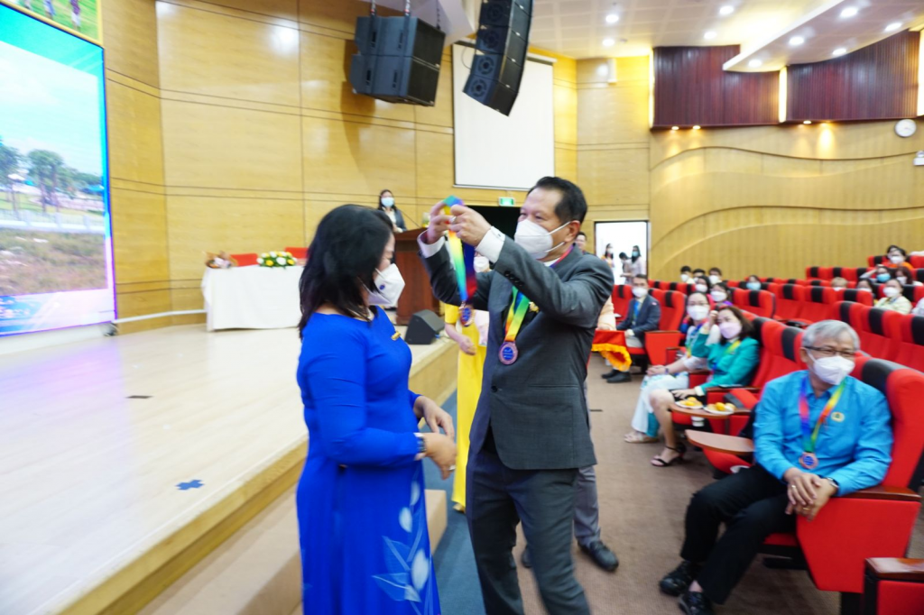 Hình: TS.BS Trương Quang Định trao tặng kỷ niệm chương “05 năm đồng hành” cho Thành viên Ban Giám đốc