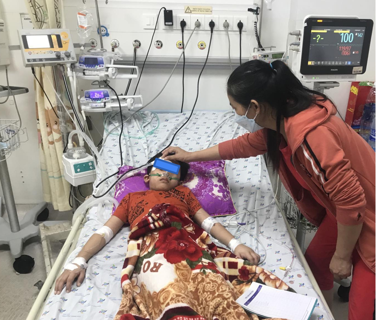 Trẻ N.V.S. 8 tuổi, nam, cân nặng 26 kg, chẩn đoán hội chứng viêm đa hệ thống kèm sốc, được điều trị tích hỗ trợ hô hấp, chống sốc, truyền thuốc kháng viêm, IVIG, kháng đông.