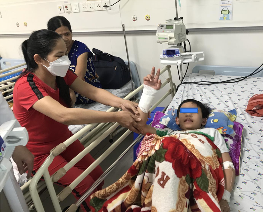 Sau hơn 1 tuần điều trị, tình trạng trẻ cải thiện dần, hết sốt, hết đau bụng, mạch huyết áp ổn định, không cần thở oxy, ăn uống khá.