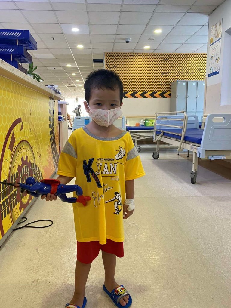 After more than 1.5 months of treatment, the child recovered completely and was discharged from the hospital for follow-up follow-up appointments