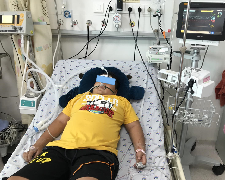 Trẻ P. T. Ph. 11 tuổi, nam, cân nặng 52 kg, dư cân, chẩn đoán hội chứng viêm đa hệ thống kèm sốc, suy hô hấp, được điều trị tích hỗ trợ hô hấp, chống sốc, truyền thuốc kháng viêm, kháng đông.