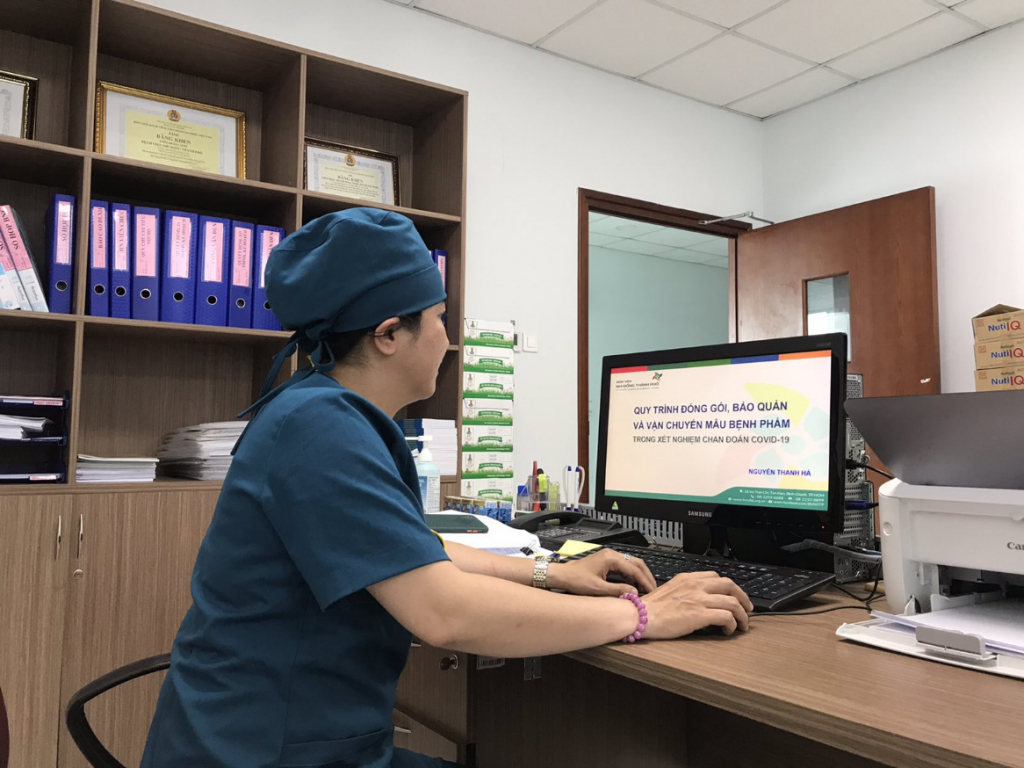 Nguyễn Thị Thanh Hà hướng dẫn bài: “Qui trình đóng gói, bảo quản, vận chuyển, bảo quản và  nhận mẫu xét nghiệm Realtime RT-PCR SARS – CoV2”