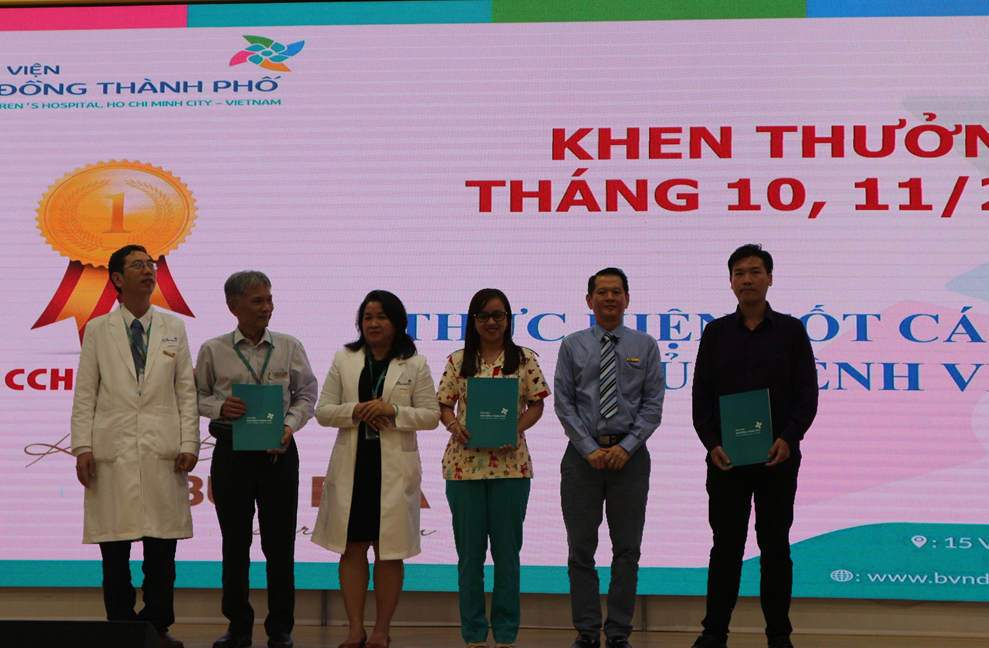 Hình 2: Bệnh viện Nhi Đồng Thành Phố khen thưởng tập thể khoa/phòng có kết quả KPI cao nhất.