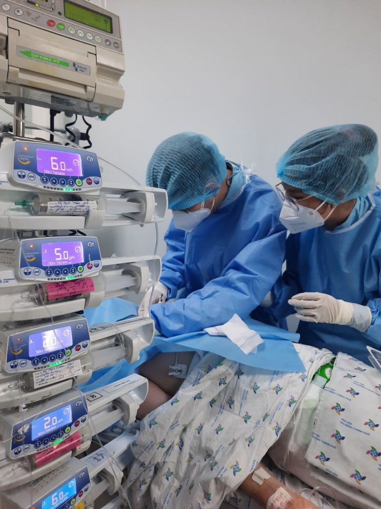 Trẻ Ng. Ng. Tr.14 tuổi, nữ, chẩn đoán hôn mê toan ceton – đái tháo đường type 1, sốc nhiễm trùng, nhiễm trùng huyết / COVID-19 ngày 3, được điều trị tích cực