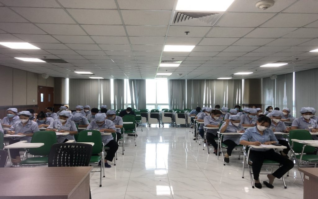 Nhân viên vệ sinh công ty An Lộc đang làm bài kiểm tra đầu vào khóa tập huấn