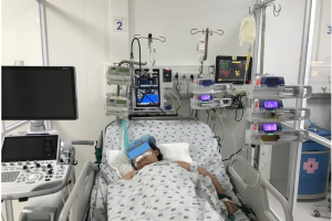 Trẻ Ng. T. L., 13 tuổi, nữ,  xuất huyết tiêu hóa nặng do viêm loét tâm vị, phình vị/COVID-19, được nội soi tiêu hóa cấp cứu cầm máu