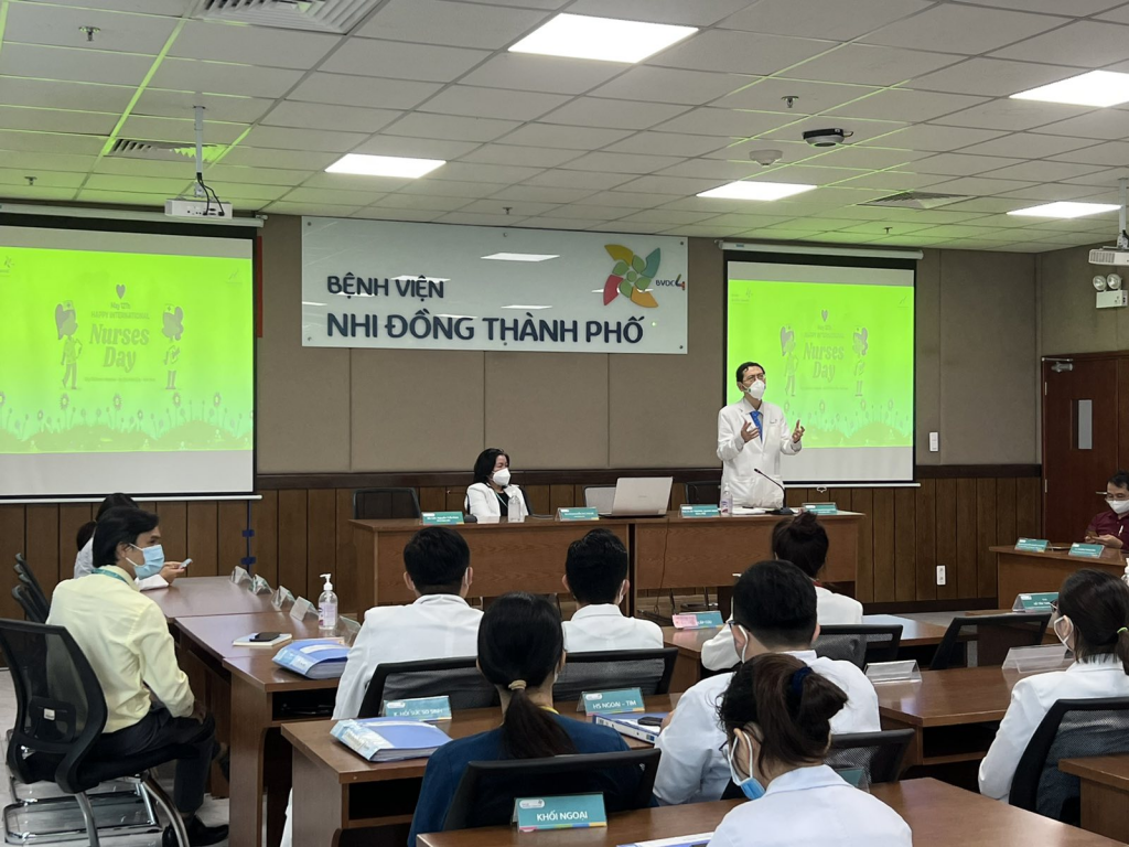 PGĐ.BS.CK2 Nguyễn Minh Tiến thay mặt ban giám đốc gửi lời chúc mừng đến toàn thể đối tượng Điều dưỡng-KTV bệnh viện