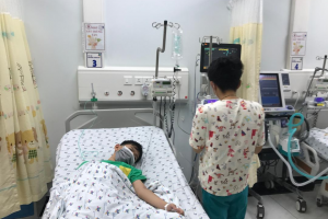 Trẻ  L. A. S. 12 tuổi, nam, chẩn đoán sốc sốt xuất huyết dengue nặng ngày 4, suy hô hấp, rối loạn đông máu, được điều trị tích cực