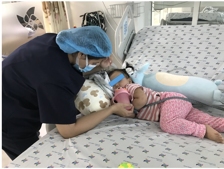 After more than 1 week of treatment, the child's condition improved gradually, was weaned from the ventilator, breathed fresh air, was awake and fed well