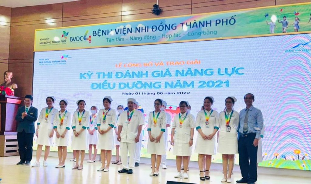 Ths ĐD Lương Văn Hoan, Phó trưởng bộ môn Điều dưỡng ĐHYD Thành phố HCM cùng lãnh đạo BV trao giải cho các thí sinh xuất sắc của hội thi