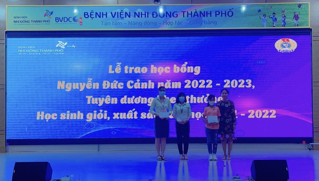 Bác sĩ CK2 Lý Kiều Diễm-Chủ tịch công đoàn Bệnh viện trao học bổng Nguyễn Đức Cảnh cho các bé.