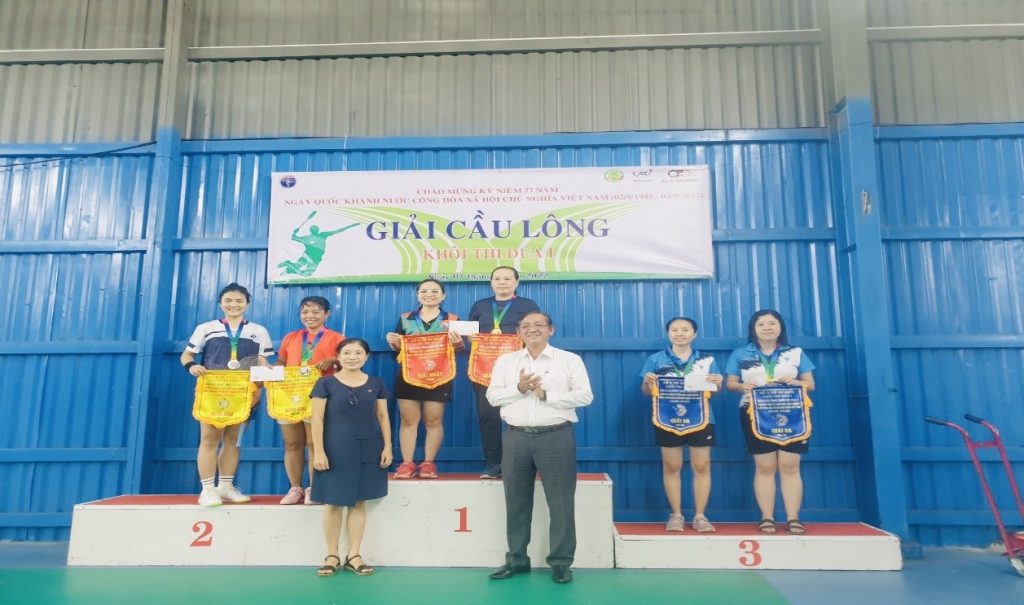 BS CKII. Lý Kiều Diễm chủ tịch CĐCS BV Nhi Dồng Thành Phố dành giải III đôi nữ trong hội thi.
