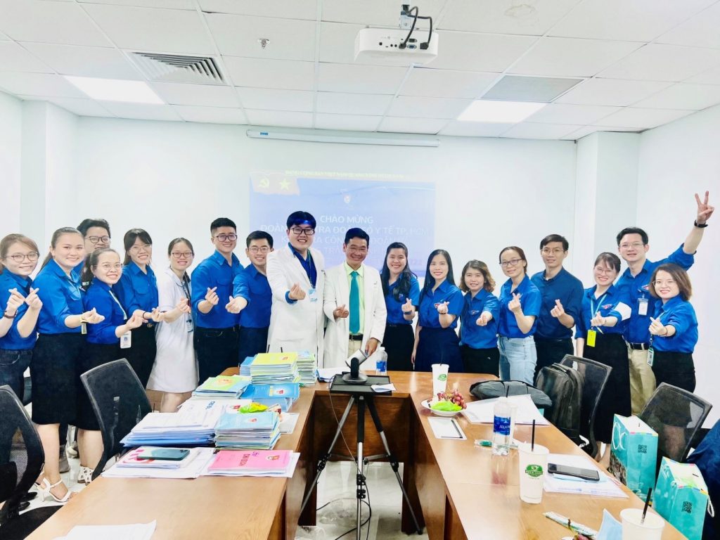 Ban chấp hành Đoàn thanh niên Bệnh viện Nhi Đồng Thành Phố chụp hình lưu niệm cùng với Đoàn kiểm tra Sở Y tế và BS CKII Nguyễn Trần Nam, Đảng ủy viên, Phó Giám đốc Bệnh viện.