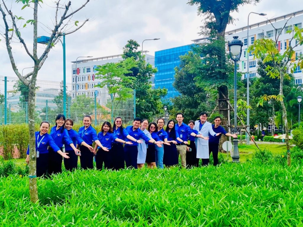 Đoàn kiểm tra Sở Y tế cùng Ban chấp hành Đoàn thanh niên Bệnh viện tham quan vườn rau sạch trong khuôn viên Bệnh viện Nhi Đồng Thành Phố