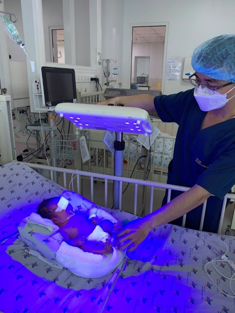 Bệnh nhân được điều trị chiếu đèn tại khoa HSSS-Bệnh viện Nhi đồng Thành phố.