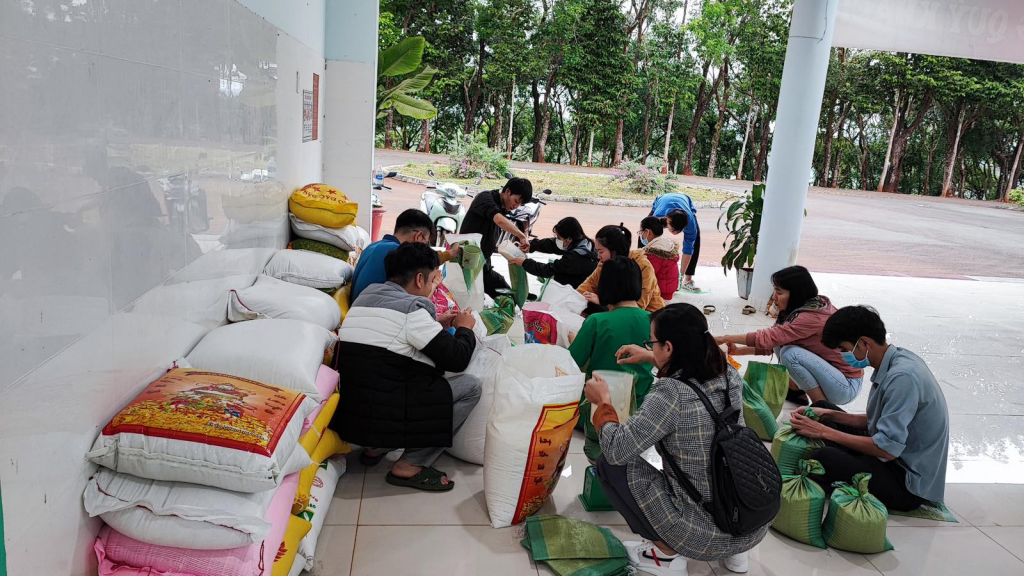 Chuẩn bị quà tết cho người dân tại tỉnh Bình Phước 