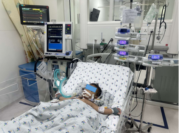 Trẻ P. H. Th. 24 tháng nam, chẩn đoán bệnh tay chân miệng độ 3, điều trị thở máy, truyền IVIG, milrinone, an thần.