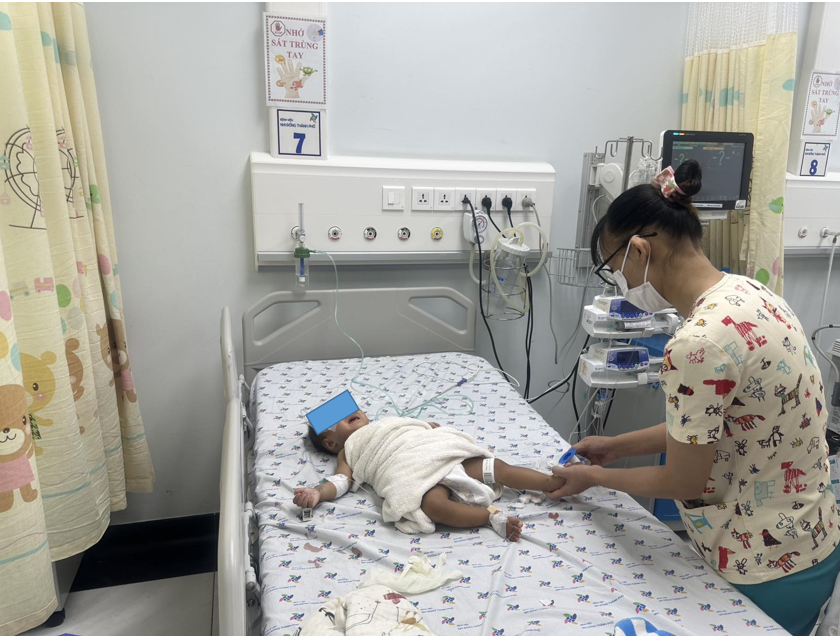 Trẻ Th. Ch. R., 8 tháng tuổi, nữ, ngụ ở Campuchia sốc sốt xuất huyết nặng, được điều trị chống sốc tích cực, hỗ trợ hô hấp, hỗ trợ gan.