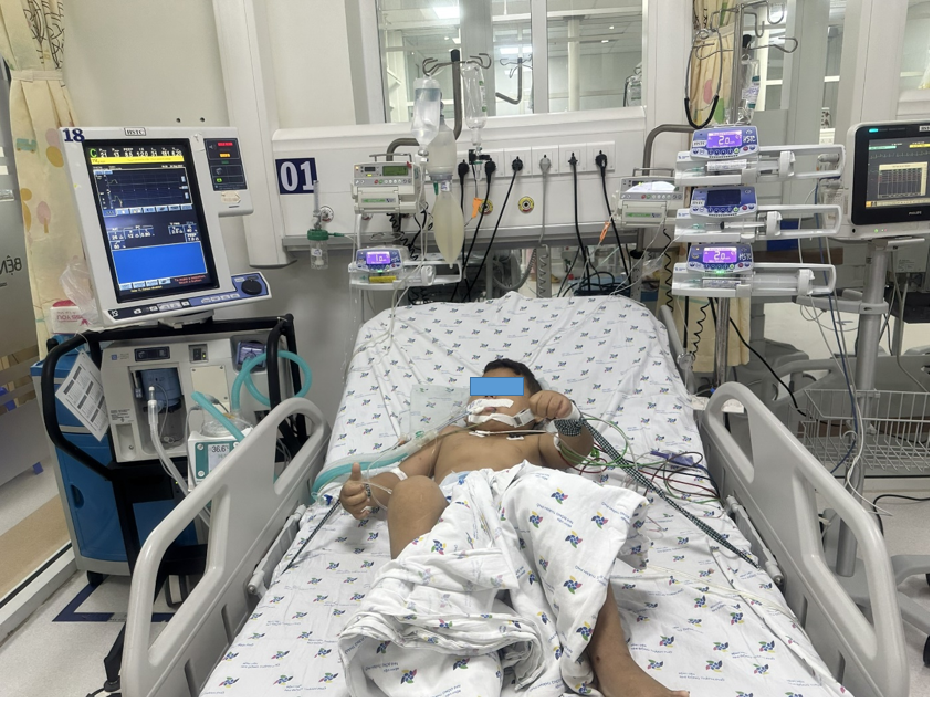 Q. T. nam 5 tuổi, ong đốt suy đa cơ quan, được điều trị tích cực, thở máy, truyền dịch, kiềm hóa nước tiểu.