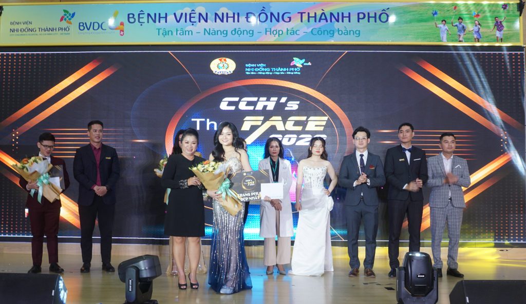 Hình 5: BS.CK2 Nguyễn Thị Thu Hà, nguyên Phó giám đốc Bệnh viện trao giải “Trang phục đẹp nhất” cho thí sinh.
