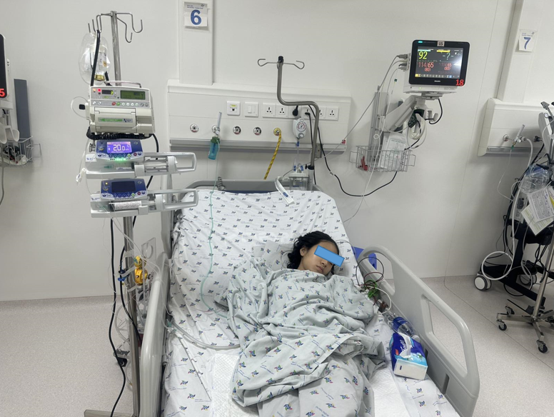 Sau gần 1 tuần điều trị trẻ tỉnh, sinh hiệu ổn, tự thở tốt, được cai máy thở và chuyển khoa ngoại ngoại lồng ngực tiếp tục điều trị.