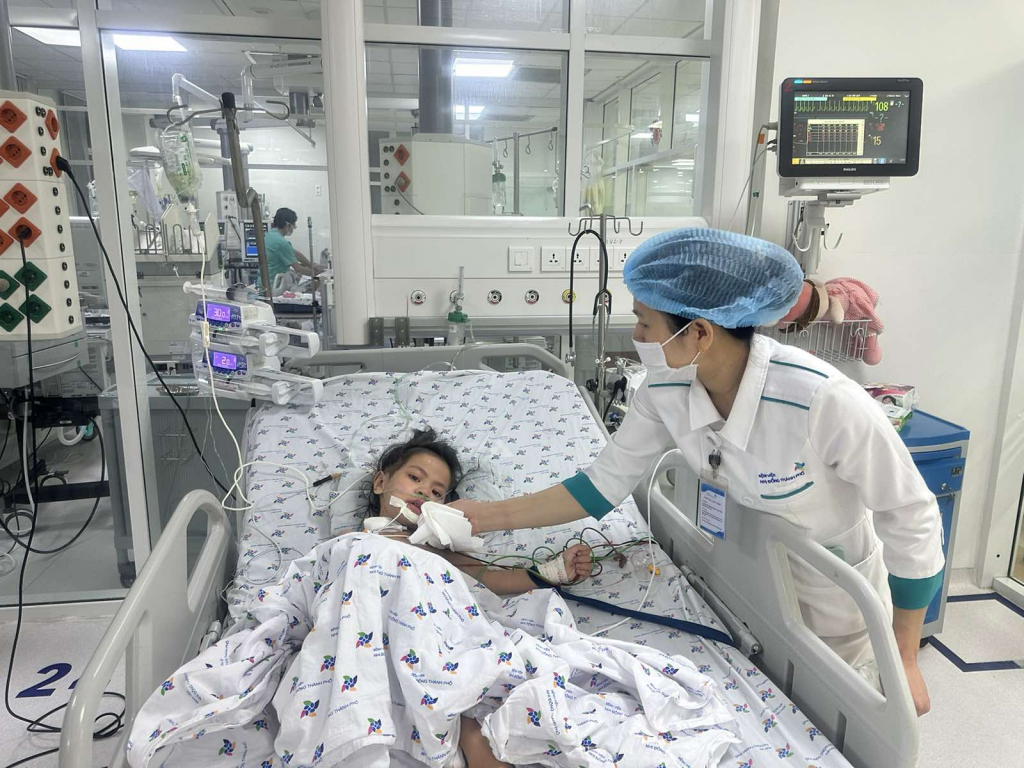 Sau 2 tuần điều trị tình trạng em cải thiện dần, cai được ECMO, máy thở, tỉnh táo