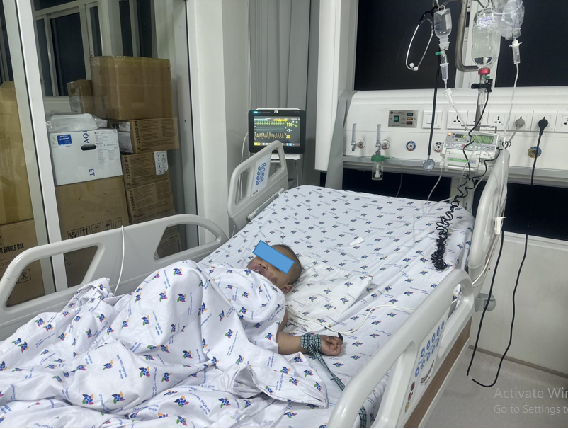 Sau gần 2 tháng điều trị trẻ phục hồi dần cai máy thở, ECMO, tỉnh táo, tiểu khá.