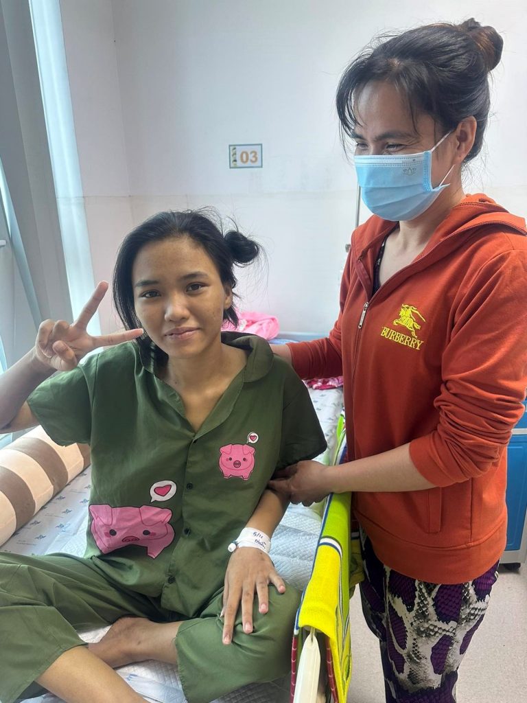 Sau gần 3 tháng điều trị trẻ phục  hồi sức khỏe, tỉnh táo, trong niềm vui của gia đình